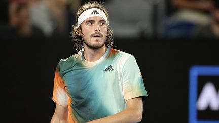 Stefanos Tsitsipas lors de son quart de finale face à Jannik Sinner à l'Open d'Australie, le 26 janvier 2022 à Melbourne. (MARTIN KEEP / AFP)