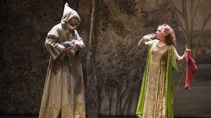 Benjamin Lavernhe et Julie Sicard dans "La Dame aux jambes d'azur" de Labiche  
 (Brigitte Enguérand)