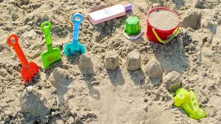 Des jouets dans du sable sur une plage. Photo d'illustration. (ADALBERTO ROQUE / AFP)