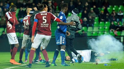 Le gardien de Lyon Anthony Lopes&nbsp;est visé par des jets de pétards pendant la rencontre entre Metz et l'OL, le 3 décembre 2016 au stade Saint-Symphorien. (JEAN-CHRISTOPHE VERHAEGEN / AFP)