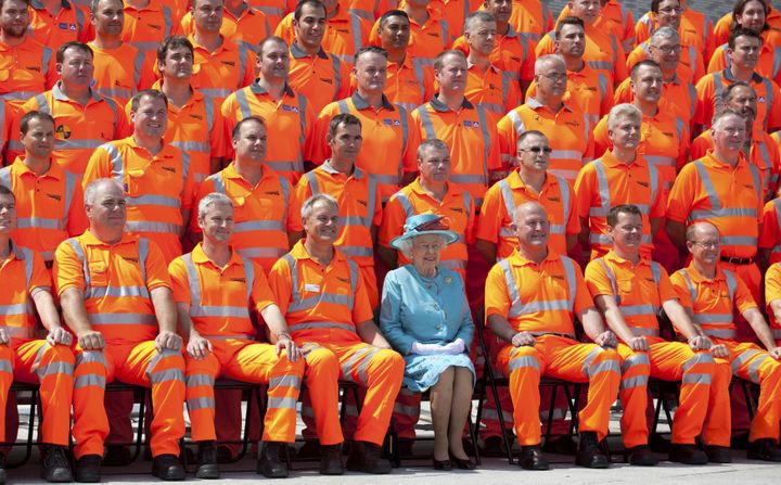 &nbsp; (Les rencontres avec des délégations de corps constitués ou de métiers constituent le quotidien de la reine. Ici, à Londres en 2014, avec des ouvriers à l'occasion de la réfection d'une station de métro. © REUTERS/POOL/Ben Gurr)