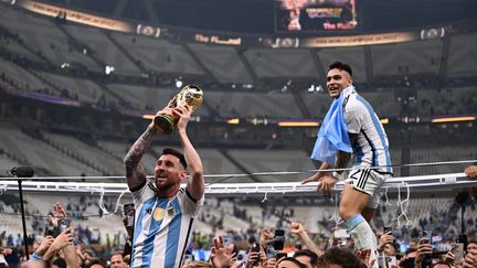 La joie de Lionel Messi, auteur de 7 buts sur la compétition dont deux en finale et enfin sacré à 35 ans. (KIRILL KUDRYAVTSEV / AFP)