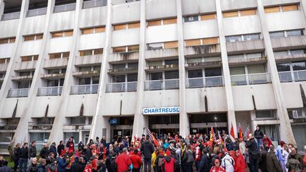 Les fans et les journalistes massés devant l'hôpital où Schumacher est dans le coma (DAVID EBENER / DPA)