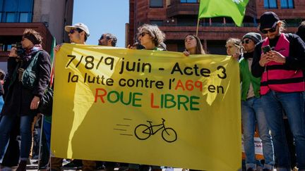 Des opposants au projet d'autoroute A69 à Toulouse (Haute-Garonne), le 21 avril 2024. (MAXIME LEONARD / HANS LUCAS / AFP)