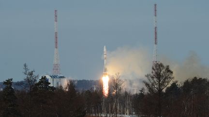 La fusée Soyouz portant le satellite Meteor&nbsp;a décollé à 14h41 locales (6h41 heure de Paris) de Vostotchny (Russie), le 28 novembre 2017. (SERGEY MAMONTOV / SPUTNIK / AFP)