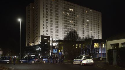 Des policiers et des gendarmes devant le CHU de Caen (Calvados), le 10 mars 2018. (MAXPPP)