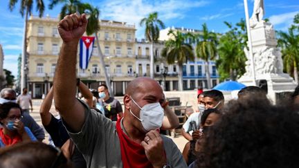 Le coordinateur national des comités pour la défense de la révolution, Gerardo Hernandez Nordelo, participe avec la jeunesse cubaine progouvernementale à un sit-in dans le parc central de La Havane, le 13 novembre 2021. (YAMIL LAGE / AFP)