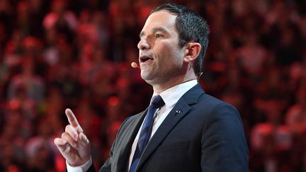 Benoît Hamon lors de son meeting à Bercy, à Paris, le 19 mars 2017. (ERIC FEFERBERG / AFP)