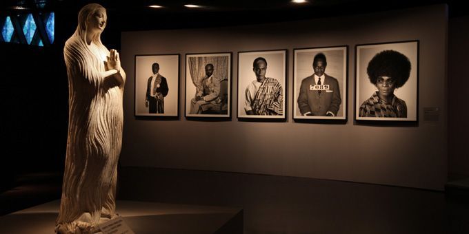 L&#039;exposition &quot;Cheveux chéris&quot; : une Marie Madeleine du XIVe siècle devant des photos de Samuel Fosso
 (musée du quai Branly, photo Gautier Deblonde)