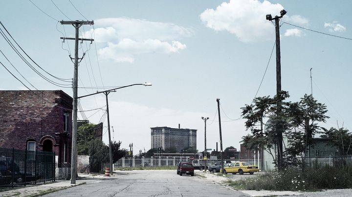 La gare abandonn&eacute;e de Detroit (au fond), photographi&eacute;e depuis une rue de la ville. (JON SHIREMAN / THE IMAGE BANK / GETTY IMAGES)