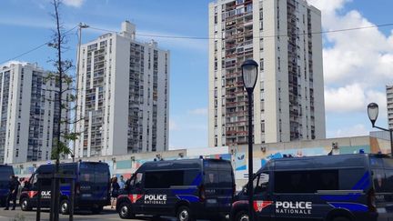 La CRS 8 avait déjà été déployée dans le quartier Pissevin à Nîmes en juin. Elle est de retour mardi 22 août 2023, après la fusillade dans laquelle un enfant de 10 ans a été tué. (PHILIPPE THOMAIN / RADIO FRANCE)