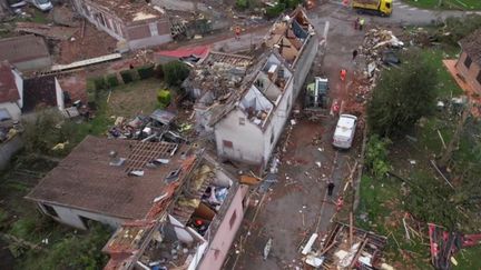 Après le passage de la tornade, 200 habitants de Bihucourt (Pas-de-Calais) se retrouvent sans toit, lundi 24 octobre. La journaliste Laurie Collinet, présente sur place, explique l’ampleur des dégâts.&nbsp;
 (FRANCE 3)