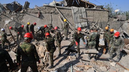 Les&nbsp;débris d'un bâtiment résidentiel détruit par les&nbsp; bombardements, à Gandja, en Azerbaïdjan, le 17 octobre 2020.&nbsp; (MIKHAIL VOSKRESENSKIY / SPUTNIK / AFP)