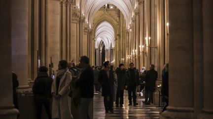 Malgré l'heure tardive, en ce 25 décembre 2024, les visiteurs déambulent dans la cathédrale Notre-Dame de Paris, sous les arches entièrement reconstruites. (TERESA SUAREZ / EPA / MAXPPP)