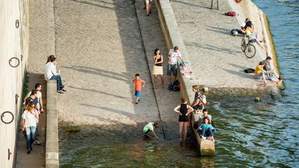 Des Parisiens profitent des berges de la Seine en marge de "Paris Plage", le 2 août 2015. (MAXPPP)