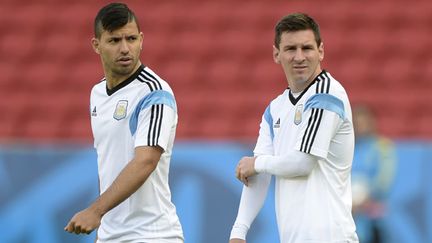 Sergio Agüero et Lionel Messi, bien conscients de l'importance de finir premier. (JUAN MABROMATA / AFP)