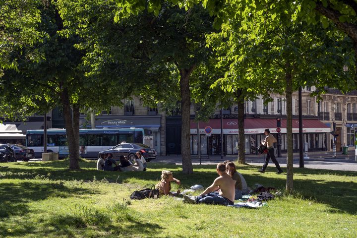 Des Parisiens sur une place du 17e arrondissement, alors que les parcs sont encore fermés, le 18 mai 2020.&nbsp; (FRANCK RENOIR / HANS LUCAS / AFP)