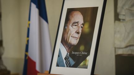 Une photo de Jacques Chirac&nbsp;dans le palais de l'Elysée, le 28 septembre 2019.&nbsp; (LUCAS BARIOULET / AFP)