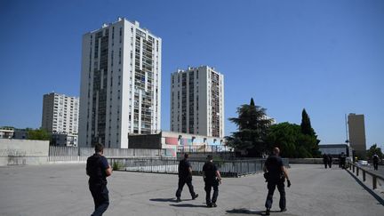 Des policiers arpentent le quartier de Pissevin, à Nîmes, le 22 août 2023. (NICOLAS TUCAT / AFP)