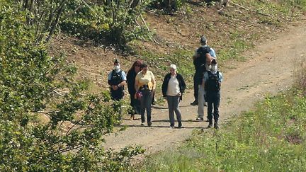 Monique Olivier discute avec la juge Sabine Kheris&nbsp;dans la forêt près du village d'Issancourt-et-Rumel, le 31 août 2021, où les recherches de la dépouille d'Estelle Mouzin, ont repris la veille.&nbsp; (FRANCOIS NASCIMBENI / AFP)