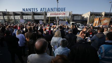 Des partisans du projet d'aéroport de Notre-Dame-des-Landes manifestent devant l'actuelle infrastructure, le 14 octobre 2017 à Bouguenais (Loire-Atlantique). (JEAN-SEBASTIEN EVRARD / AFP)