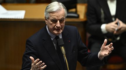 Le Premier ministre Michel Barnier s'exprime lors d'une séance de questions au gouvernement, à l'Assemblée nationale, à Paris, le 3 décembre 2024. (JULIEN DE ROSA / AFP)