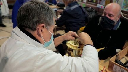 Consommation : le repair café, un endroit pour faire réparer gratuitement vos objets du quotidien