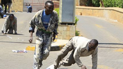 Des personnes fuient apr&egrave;s une fusillade dans un centre commercial &agrave; Nairobi (Kenya), le 21 septembre 2013. (NOOR KHAMIS / REUTERS)