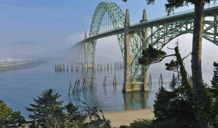 Sous les arches d'acier du Yaquina Bay Bridge. (ZWEGER-SCHONER / GEO)