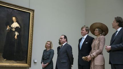 François Hollande et les souverains néerlandais, le roi Willem-Alexander, la reine Maxima, au Louvre face aux Rembrandt acquis conjointement par les deux pays.
 (ETIENNE LAURENT / POOL / AFP)