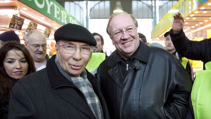 Serge Dassault et Jean-Pierre Bechter sur le march&eacute; de Corbeil-Essonnes (Essonne), le 28 novembre 2010, une semaine avant les &eacute;lections municipales. (BERTRAND LANGLOIS / AFP)