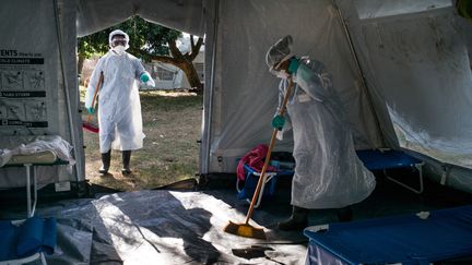 Une tente de Médecins sans frontières est nettoyée dans un centre de traitement de la peste à Madagascar, en 2017. (illustration) (RIJASOLO / M?DECINS SANS FRONTI?RES (MSF))