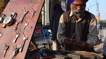 Darshan Singh est serrurier depuis 30 ans. Il travaille aujourd’hui avec l’un de ses 12 enfants. Originaire de l’Uttar Pradesh, il est venu s’installer à New Delhi il  y a 40 ans. Aujourd’hui, son emplacement est même indiqué par une pancarte. Les clés, il les reproduit à coups de marteau et de lime pour les crans. La gamme de prix est large: de 2 centimes à 65 euros, en fonction du modèle.  (Amanda Jacquel)