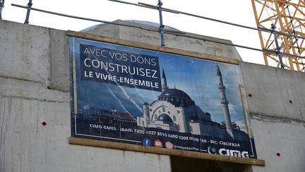 Une publicité appelant à des dons pour la construction de la mosquée Eyyub Sultan à Strasbourg, menée par l'association Milli Gorus, le 24 mars 2021. (FREDERICK FLORIN / AFP)