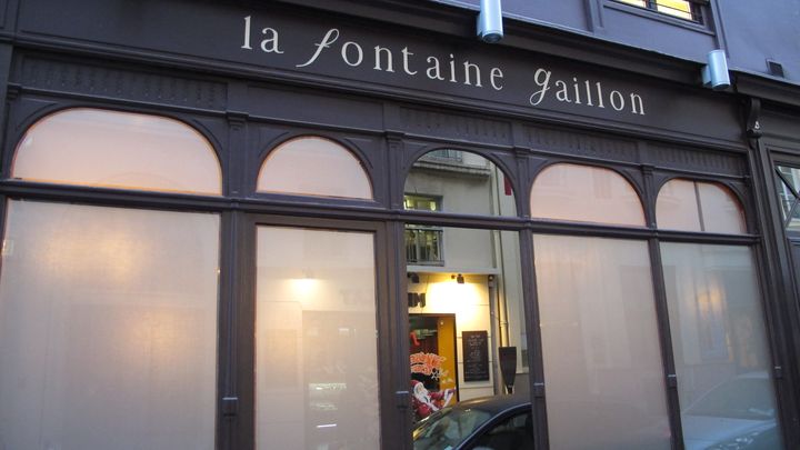 La Fontaine Gaillon, un restaurant de G&eacute;rard Depardieu, rue de la Michodi&egrave;re, dans le 2e arrondissement de Paris. (LOUIS SAN / FRANCETV INFO)