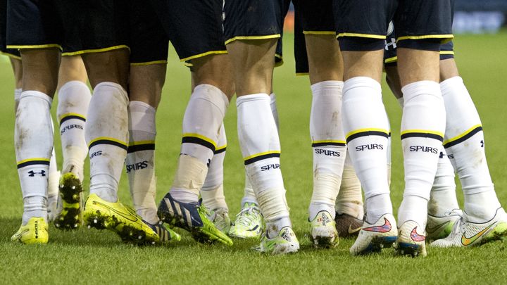 Les chaussures des joueurs du club anglais de Tottenham, le 5 janvier 2015 lors d'un match &agrave; Burnley. (OLI SCARFF / AFP)