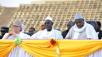 Cherif Ousmane Madani Haidara (au centre de la photo) remplace Mahmoud Dicko (à droite de la photo) à la tête du très influent Haut conseil islamique du Mali&nbsp;&nbsp; (HABIBOU KOUYATE / AFP)