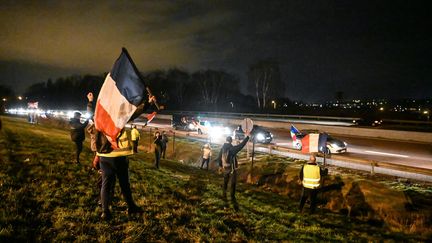 Des sympathisants acclament le "convoi de la liberté" à Limoges (Haute-Vienne), le 10 février 2022. (MAXPPP)