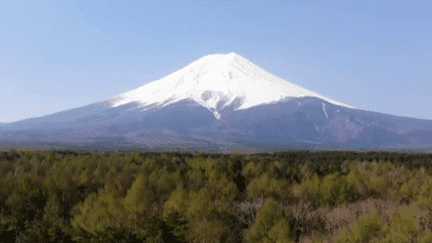 Au Japon, depuis la fin de la pandémie de Covid, le pays attire de plus en plus de visiteurs, avec 25 millions l'an dernier.  Cela n’est pas sans conséquences, notamment autour du Mont Fuji.