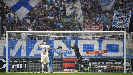 La joie du joueur d'Ajaccio,&nbsp;Cyrille Bayala, face à la détresse du défenseur de l'OM, Samuel Gigot, lors du match entre Marseille et Ajaccio au Vélodrome le 8 octobre 2022. (DANIEL COLE / AP)