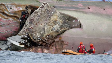 On a relev&eacute; sur la coque du Costa Concordia une br&egrave;che de 70 &agrave; 100 m&egrave;tres de long. (ANDREA SINIBALDI / AP / SIPA)