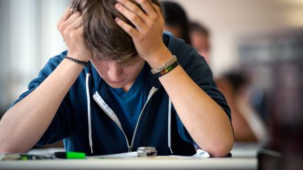 Un lyc&eacute;en passe l'&eacute;preuve de philosophie au baccalaur&eacute;at, dans un lyc&eacute;e parisien, le 16 juin 2011. (MARTIN BUREAU / AFP)