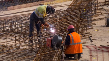 Des ouvriers sur le chantier de l'Arena 92, à Nanterre (Hauts-de-Seine), le 11 mars 2015 (photo d'illustration). (MAXPPP)