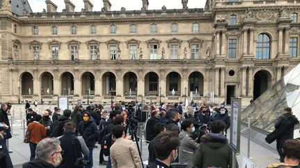 File d'attente devant le Louvre qui rouvre le 19 mai 2021 (Eric Cornet/franceinfo)