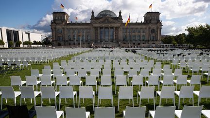Quelque 13 000 chaises ont été installées devant le Reichstag, la chambre des députés allemands, à Berlin, la capitale de l'Allemagne, le 7 septembre 2020. (MAXPPP)