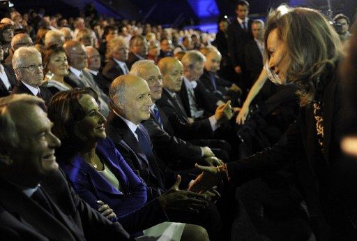 A Rennes, où François Hollande fait meeting, Valérie Trierweiler salue son ancienne compagne, Ségolène Royal. (Fred Dufour/AFP)