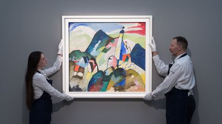 "Murnau mit Kirche II" de Wassily Kandinsky à la maison Sotheby's à Londres, le 22 février 2023. (WIKTOR SZYMANOWICZ / ANADOLU AGENCY)