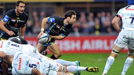 Morgan Parra libère un ballon devant la pression des joueurs d'Exeter (THIERRY ZOCCOLAN / AFP)