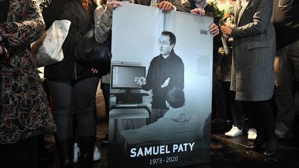 Des proches et des collègues de Samuel Paty, à Conflans-Sainte-Honorine (Yvelines), le 20 octobre 2020. (BERTRAND GUAY / AFP)