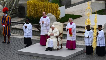 Le pape François sur la place Saint-Pierre, au Vatican, pour la célébration de la messe des Rameaux, le 2 avril 2023. (VINCENZO PINTO / AFP)